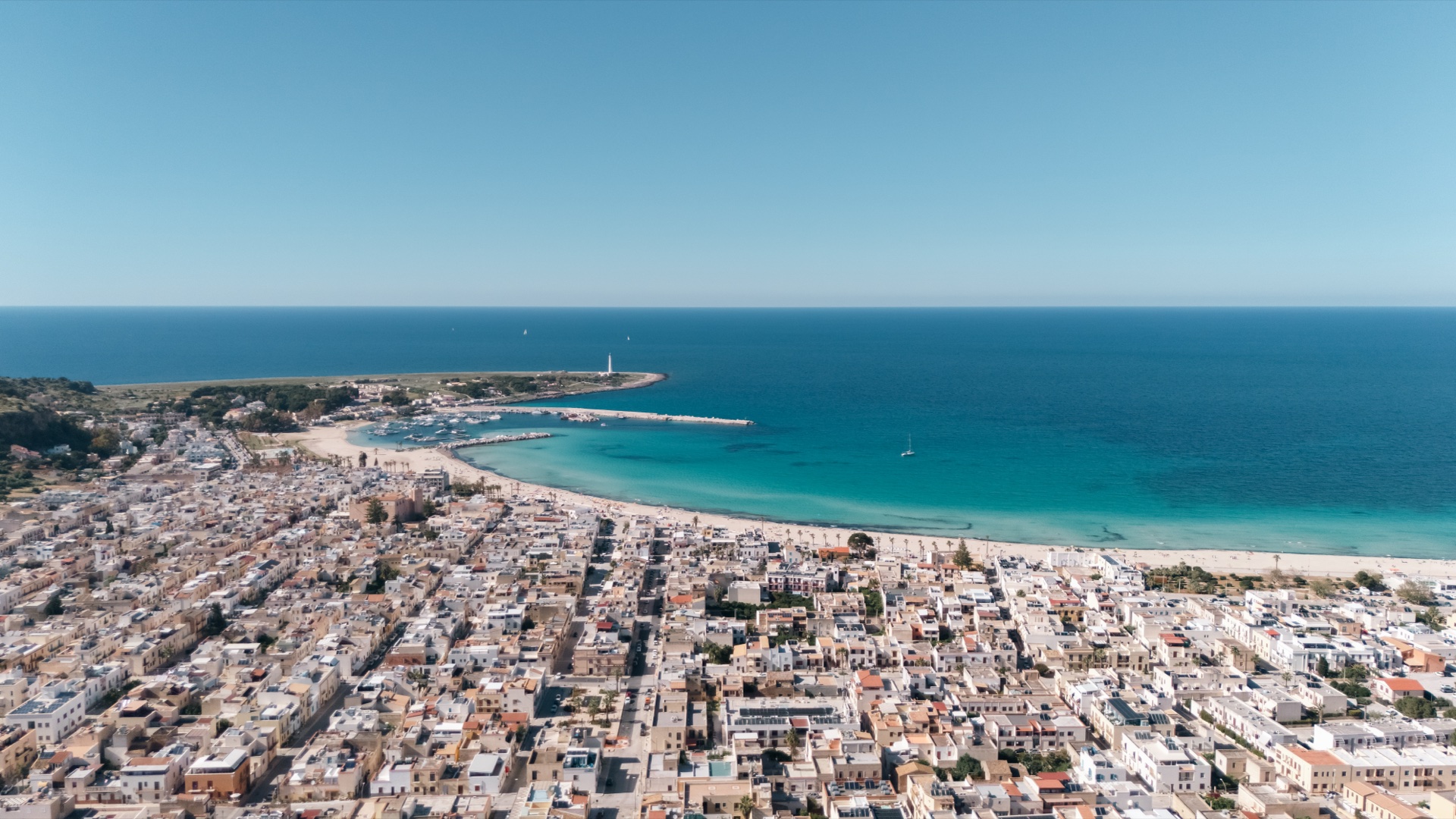 Vista aerea della spiaggia di San Vito Lo Capo e del mare turchese
